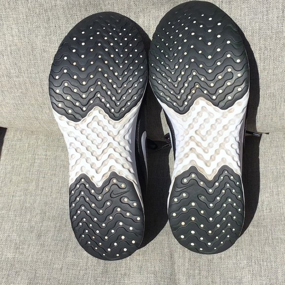 Nike Black and White Athletic Shoes - Picture 4 of 12